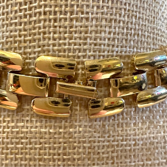 Vintage Gold Tone Collar Chain Statement Necklace, flat lay - Picture 10 of 11